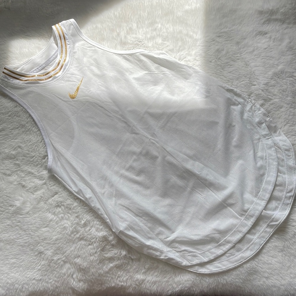 Nike sleeveles sport top.